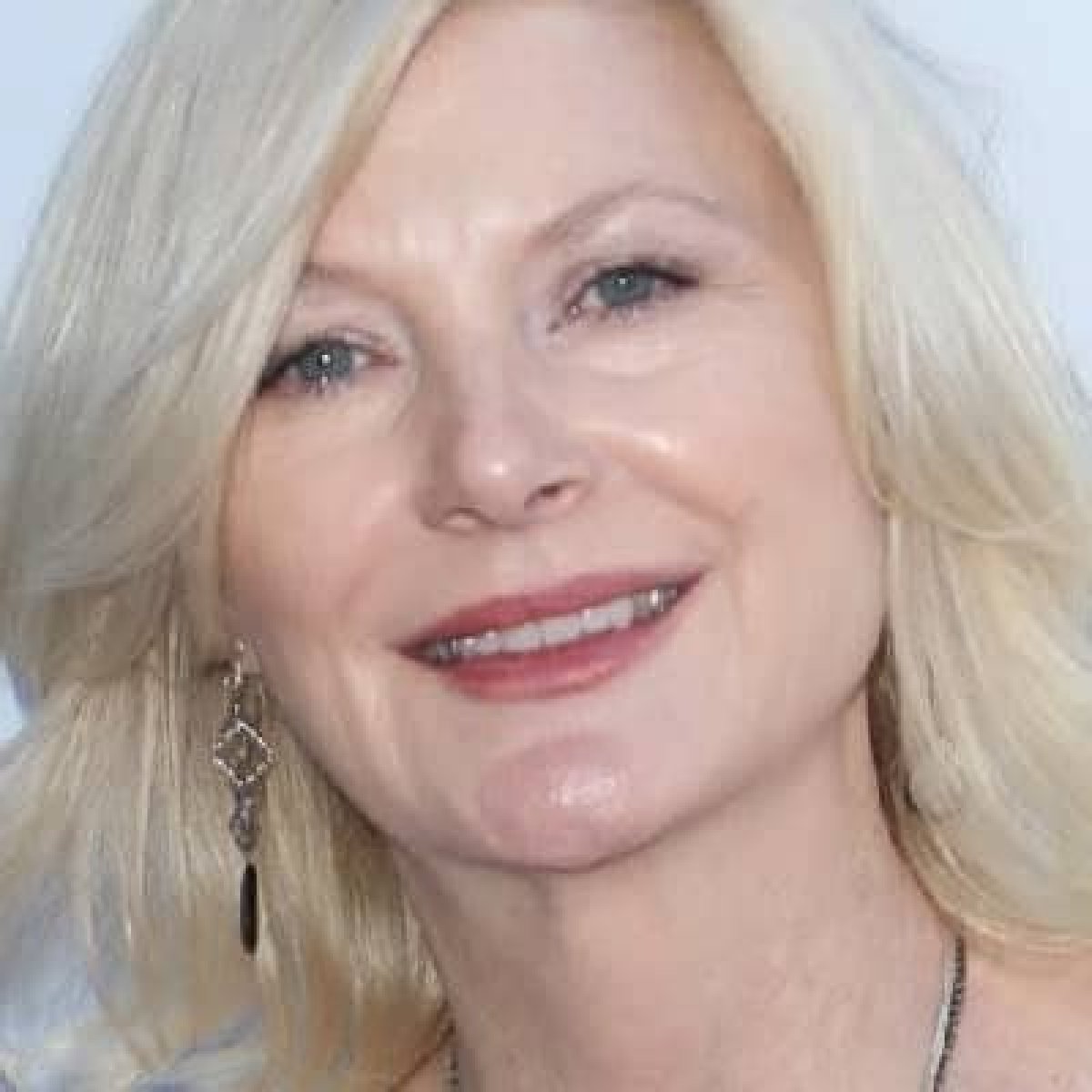 Beth Broderick - Bio, Age, Career, Net Worth, Height, Facts