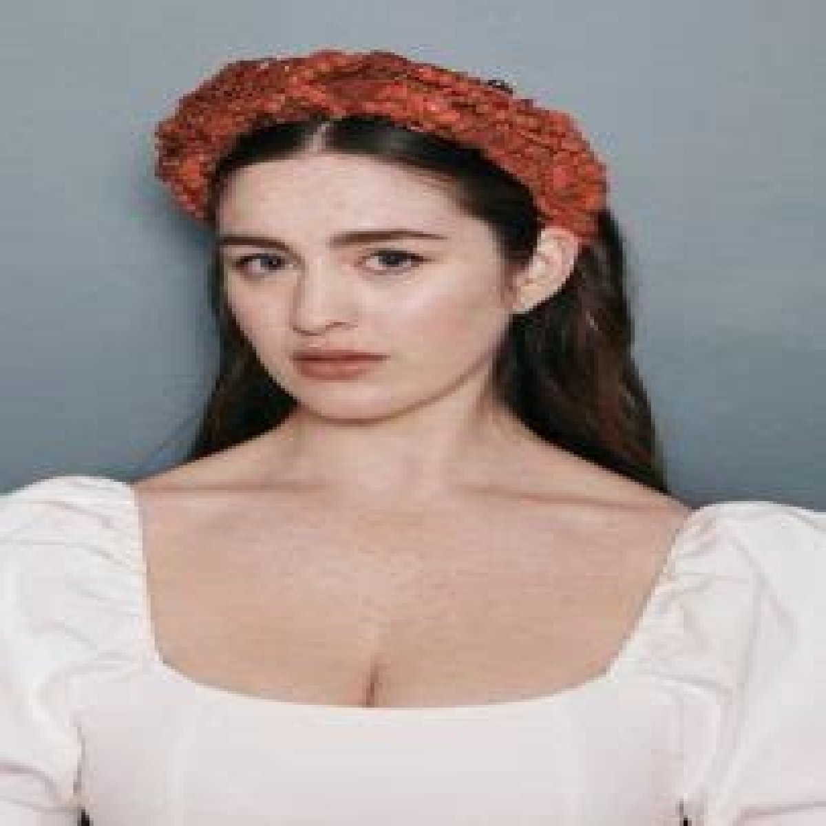 Danielle Galligan Bra Size, Age, Weight, Height, Measurements