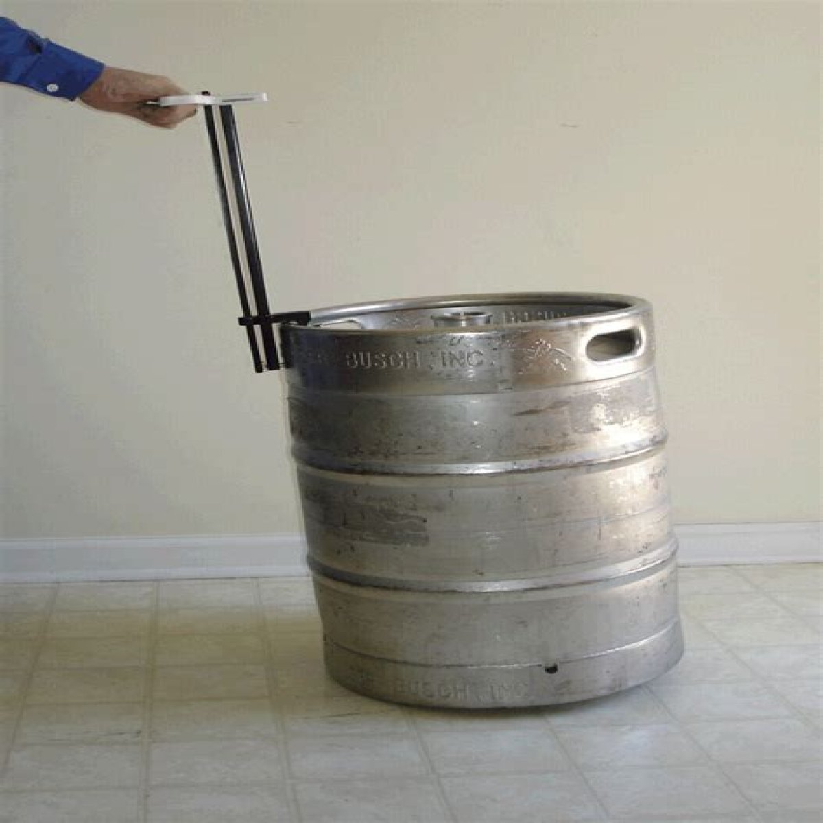 Device that releases beer from a keg