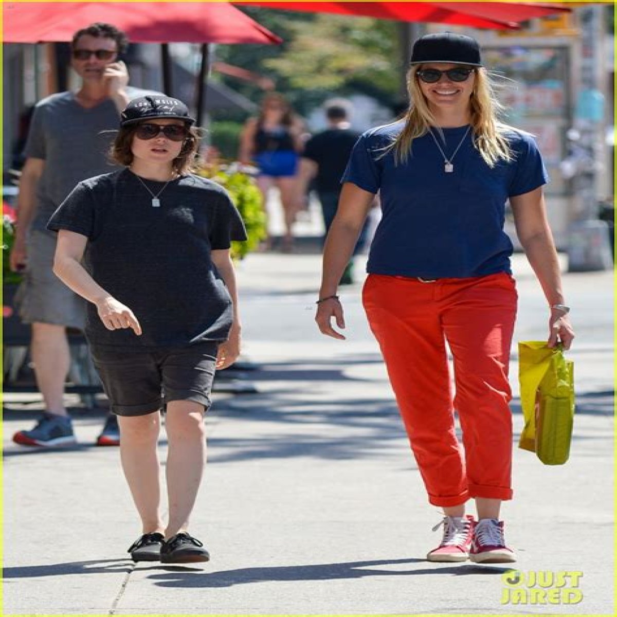 Ellen Page Steps Out With Girlfriend Samantha Thomas: Photos