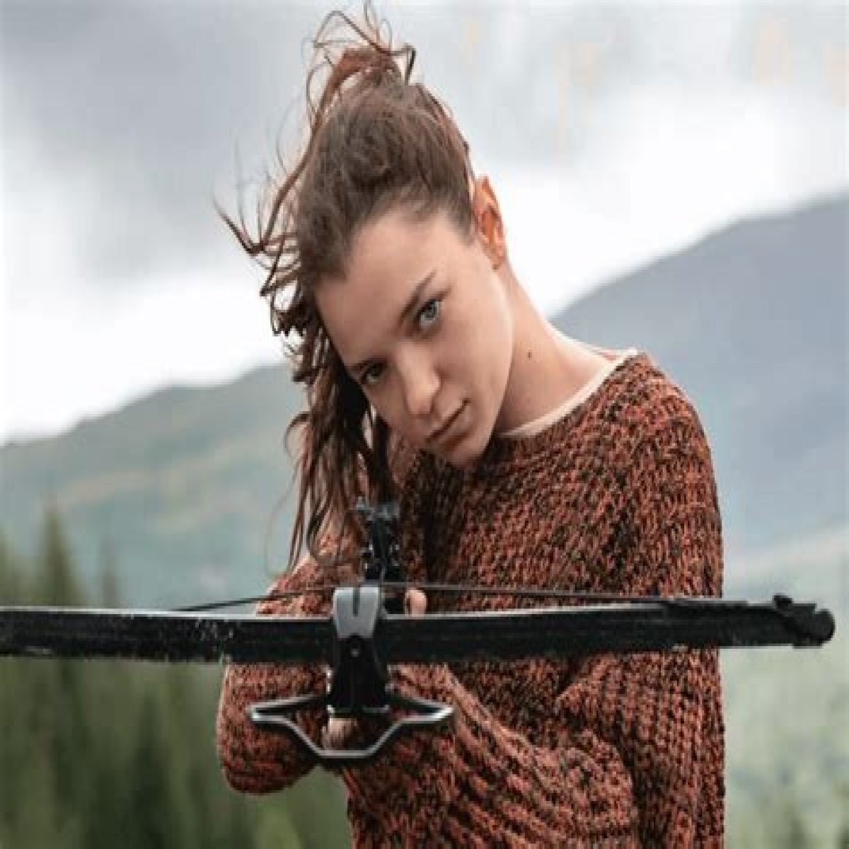 How tall is Esme Creed-Miles