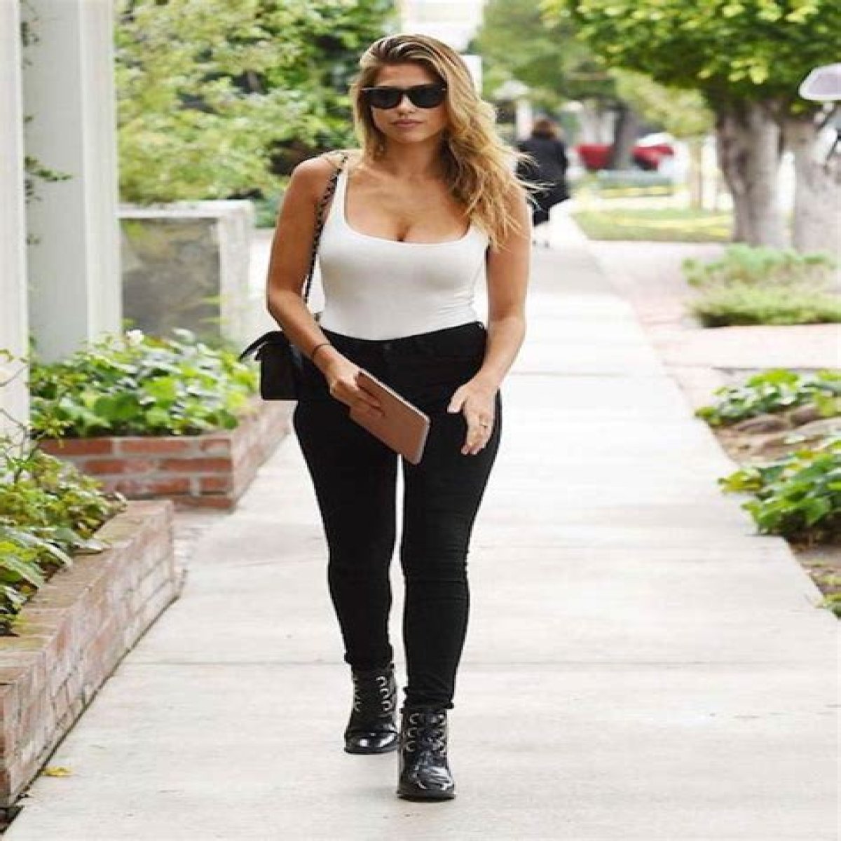 How tall is Kara Del Toro