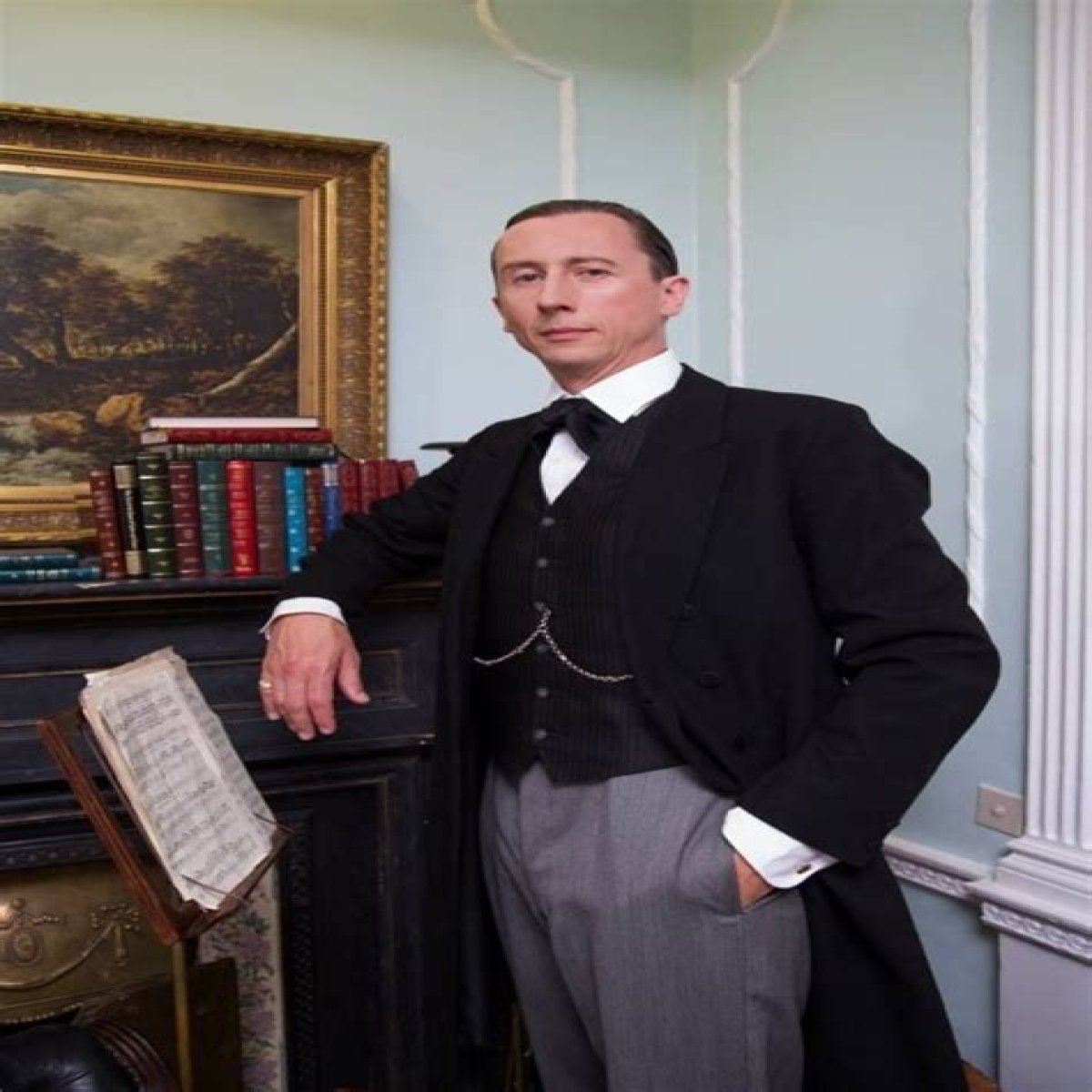 How tall is Nicholas Rowe