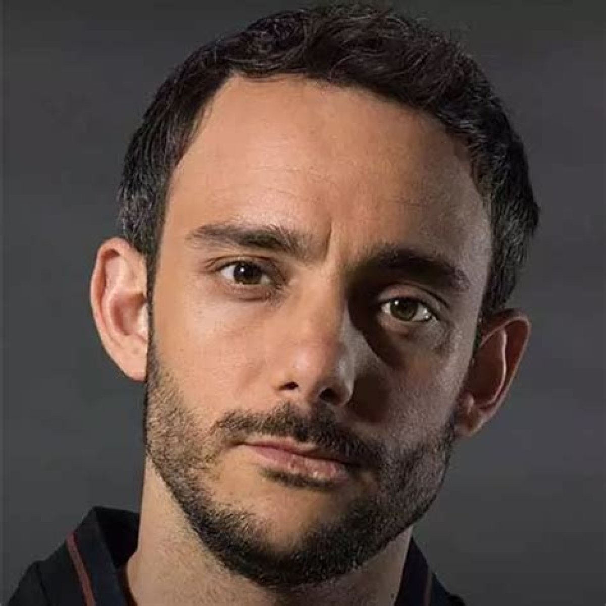 How tall is Omid Abtahi