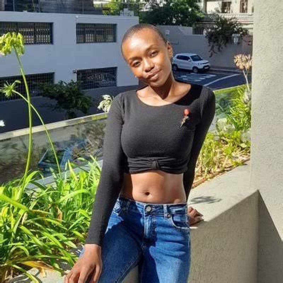 How tall is Zethu Dlomo