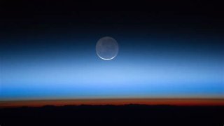 How to See the Moon's Ghostly 'Da Vinci Glow' Phenomenon