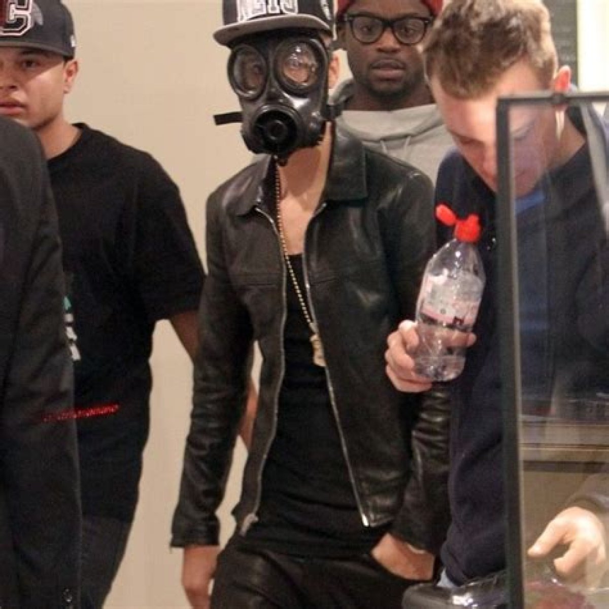 Justin Bieber wears a gas mask, has a major Twitter meltdown in London