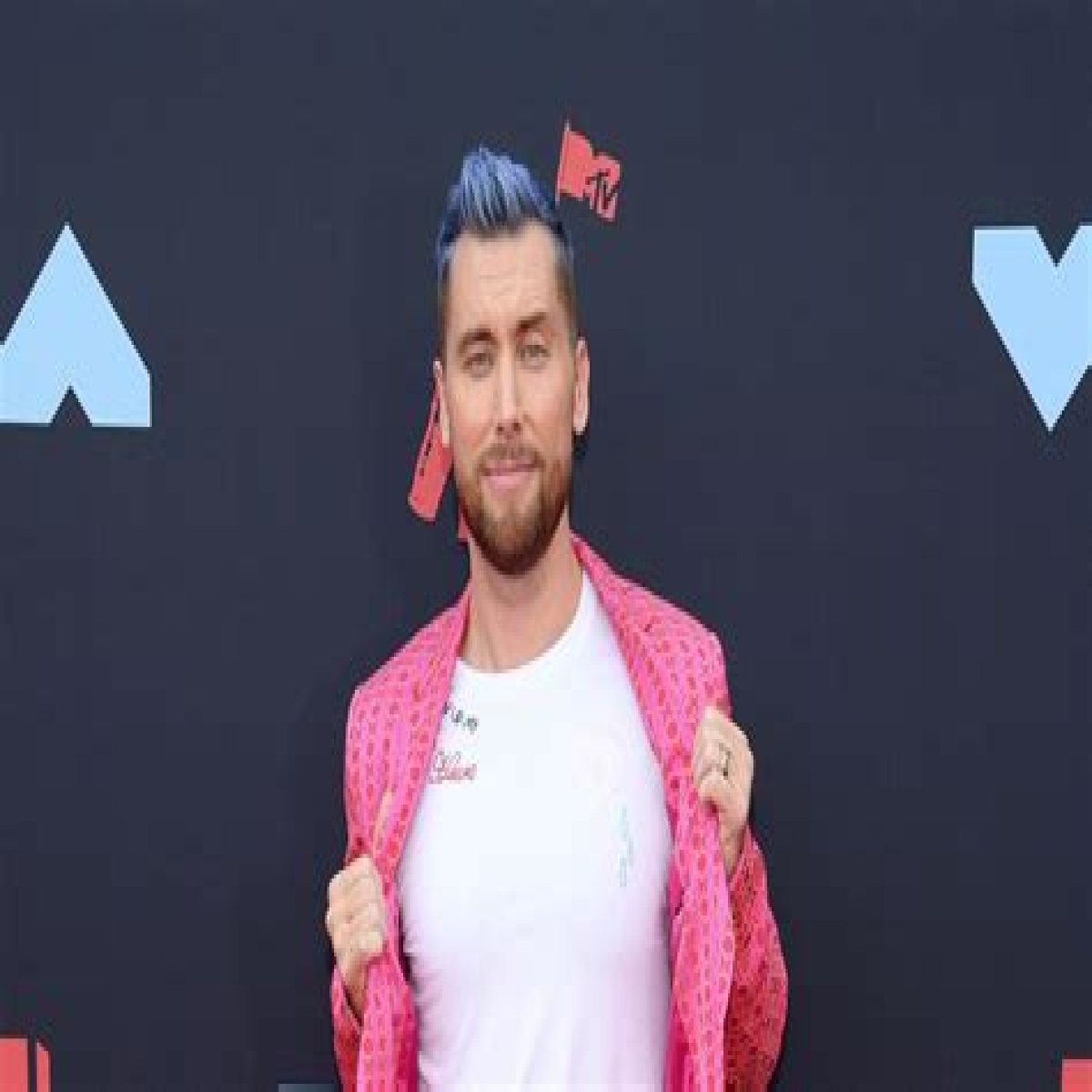 Lance Bass Shows Off His *NSYNC Dance Moves To “It’s Gonna Be Me” – Celeb Secrets