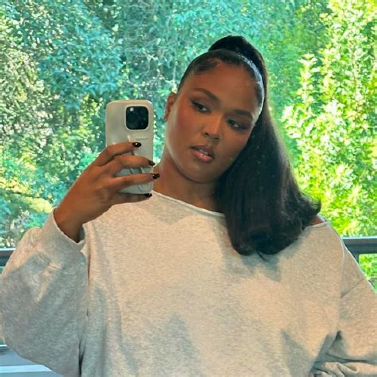 Lizzo shows off her curves in skimpy bikini (photos)