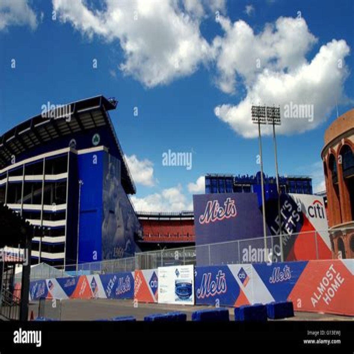 ___ Stadium (former home of the New York Mets)