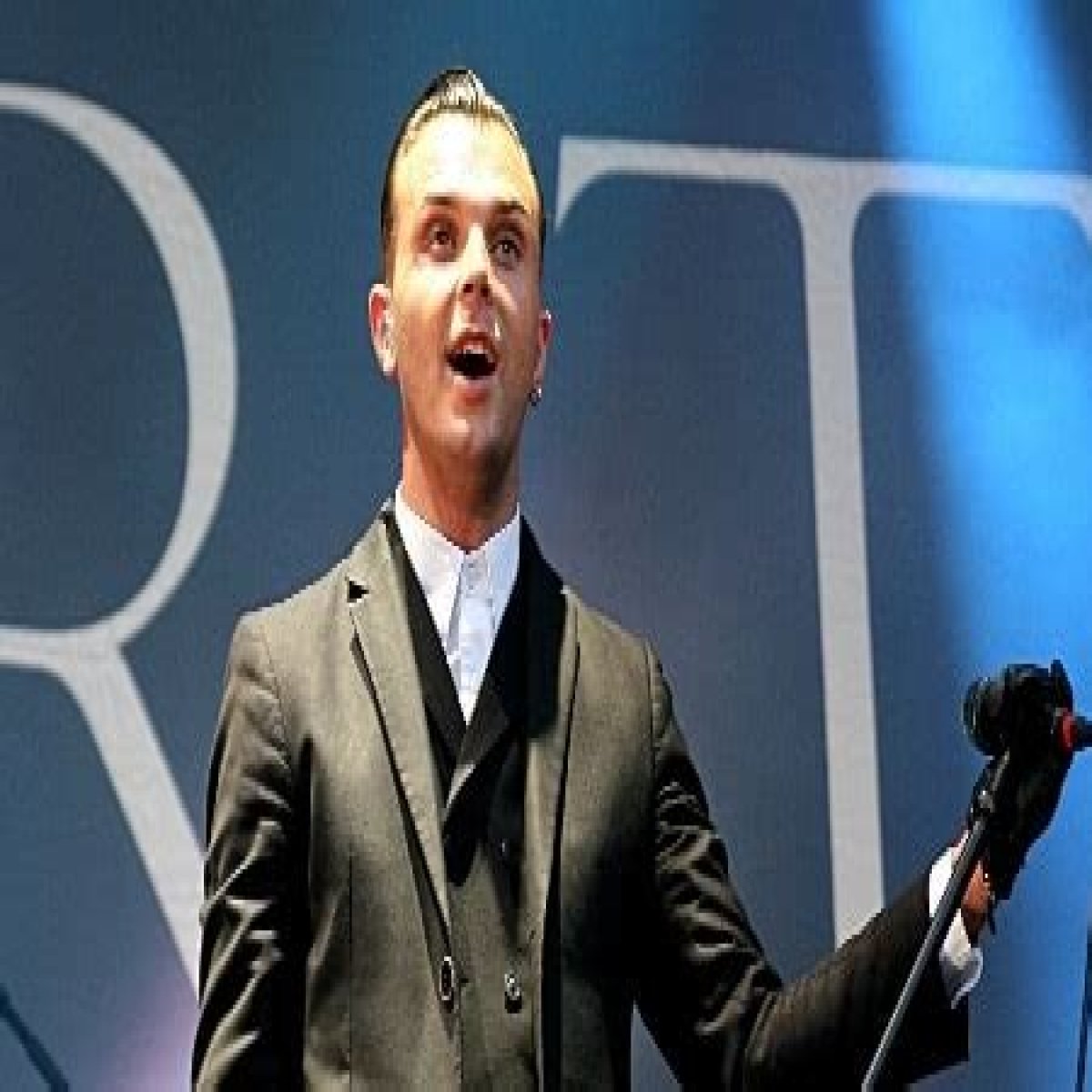 Theo Hutchcraft Height, Weight, Age, Body Statistics