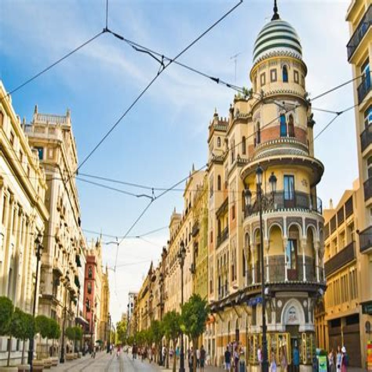 What airports are near Seville for travel to Europa League final?